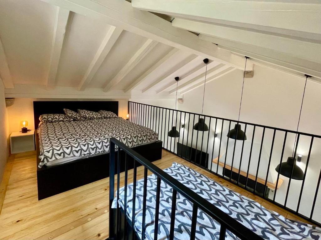 ein großes Schlafzimmer mit einem Bett und einem Balkon in der Unterkunft Villa Ondina in Brtonigla