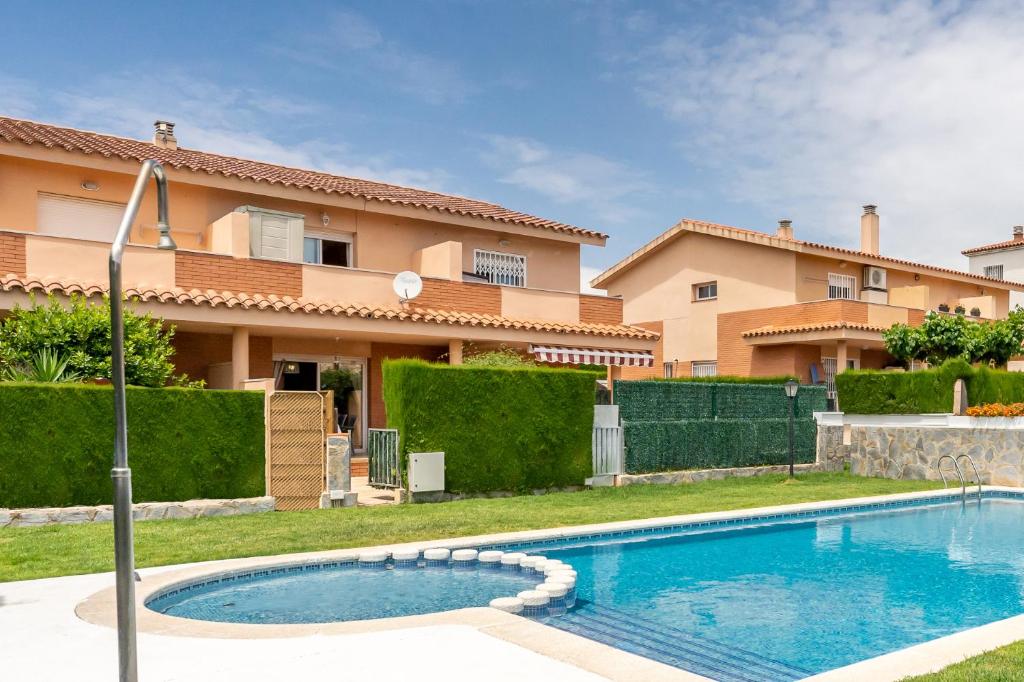 Bazén v ubytovaní Miami Platja Casa LOGA alebo v jeho blízkosti