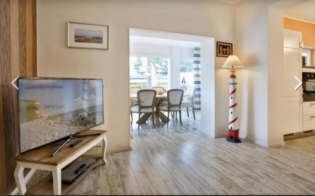 ein Wohnzimmer mit einem Flachbild-TV auf einem Tisch in der Unterkunft Nilles Huuske - Luxusferienwohnung in Ostseebad Sellin