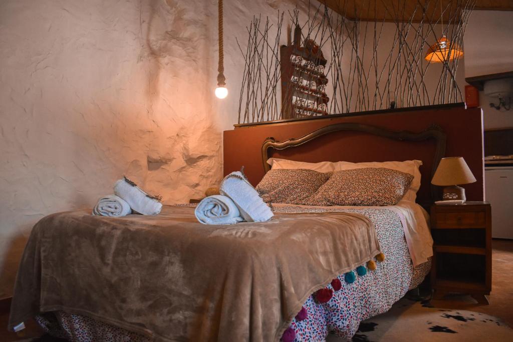 sypialnia z łóżkiem z ręcznikami w obiekcie Patio da Memoria w mieście Palmela