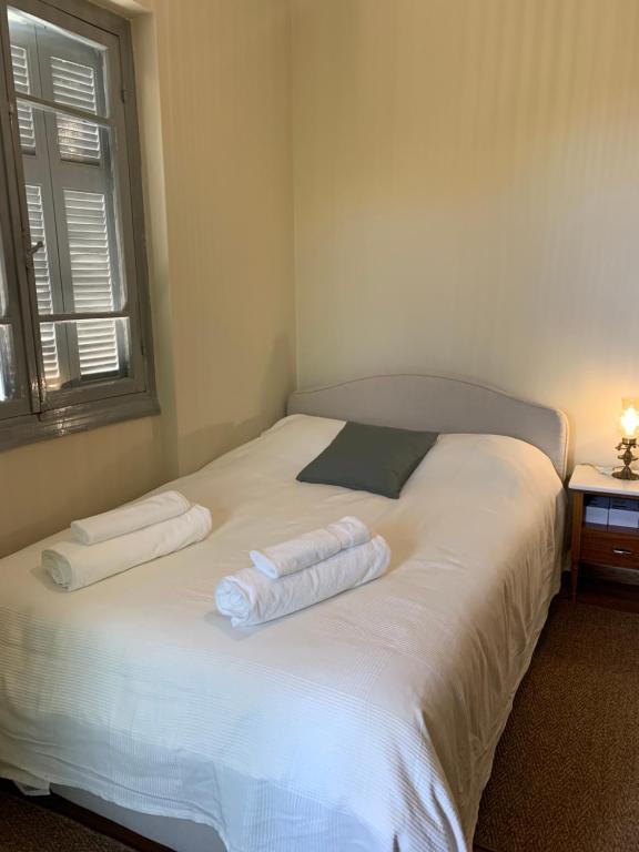een slaapkamer met een wit bed en 2 handdoeken bij Casa Azul in Spáta