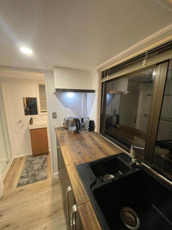 Η κουζίνα ή μικρή κουζίνα στο Tiny home in the hills Ruapehu