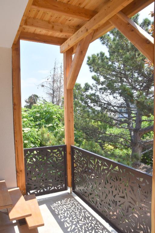 Balkón nebo terasa v ubytování Vöröskő Apartmanház