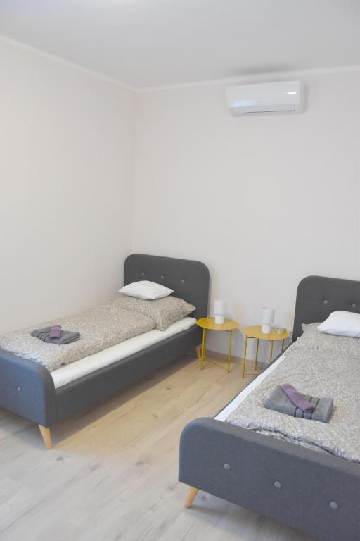 Postel nebo postele na pokoji v ubytování Vöröskő Apartmanház