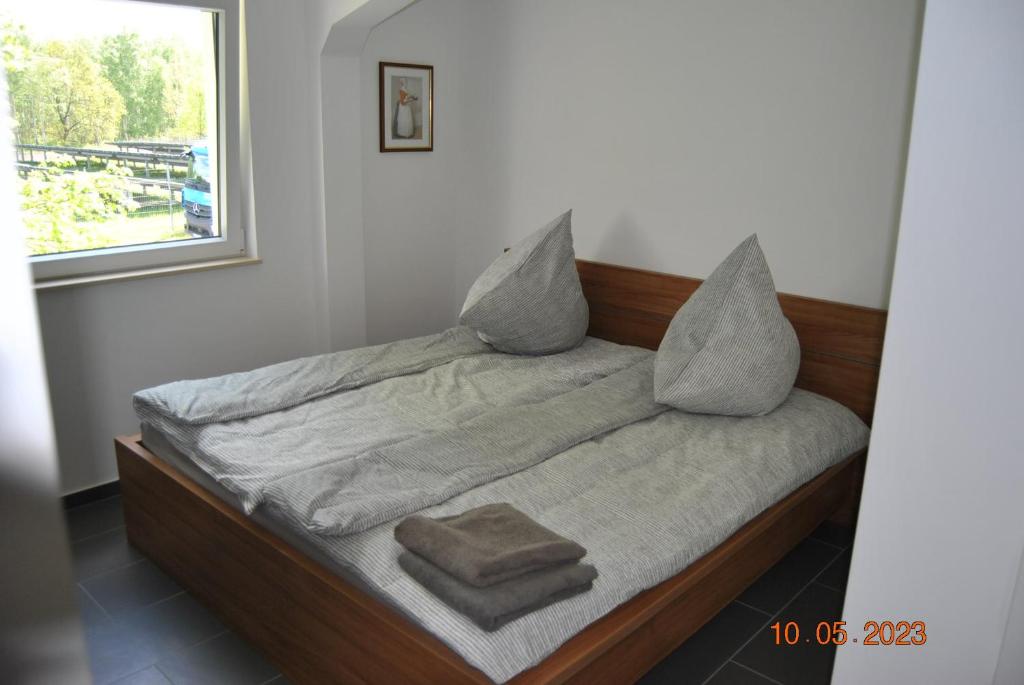 EberswaldeにあるZimmervermietung Eberswaldeのベッドルーム1室(枕付きのベッド1台、窓付)