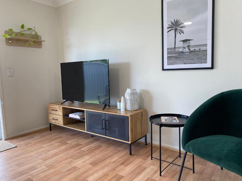 TV a/nebo společenská místnost v ubytování Private Guesthouse - Pet friendly - Walk to Beach