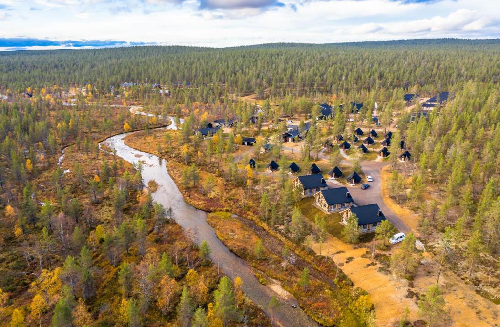uma vista aérea de um resort com um rio e árvores em Wilderness Hotel Muotka & Igloos em Saariselka