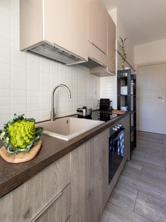 Kuchyň nebo kuchyňský kout v ubytování Cosy flat