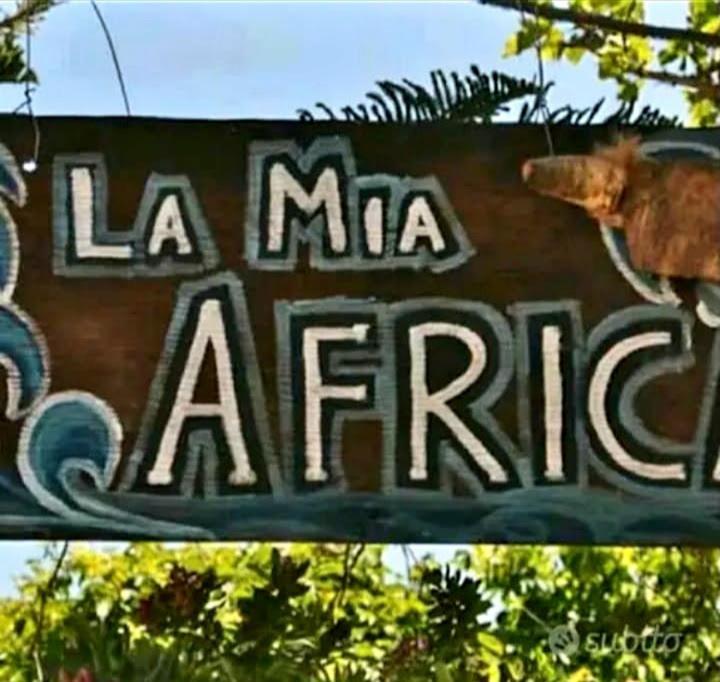 um sinal para um centro de la manta com uma vaca nele em La mia Africa em Favignana