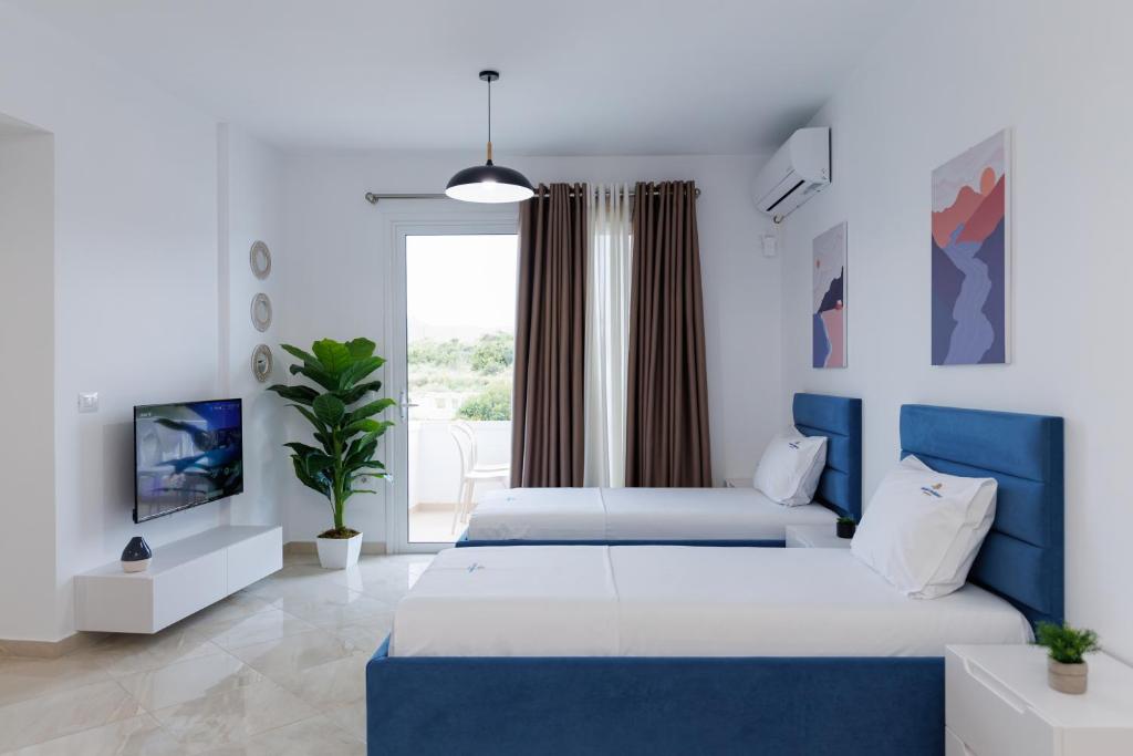 1 dormitorio con 2 camas y TV en CAPTAIN'S RESIDENCE en Ksamil