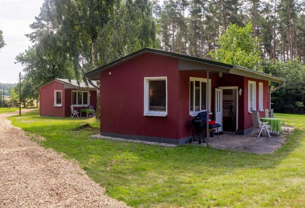 une petite maison rouge au bord d'un champ dans l'établissement F-1108 Häuser Prosnitz Haus16 Terrasse, Gartennutzung, à Gustow