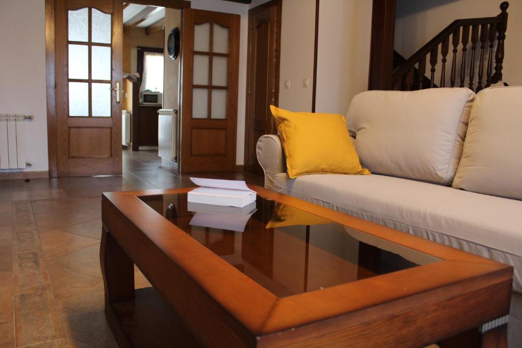 Noriega的住宿－Casa La Carrera - Casas de Los Picos，带沙发和咖啡桌的客厅