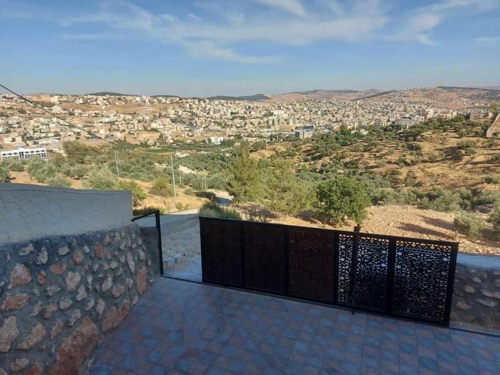 un balcón de una casa con vistas a la ciudad en Quiet stay en Jarash