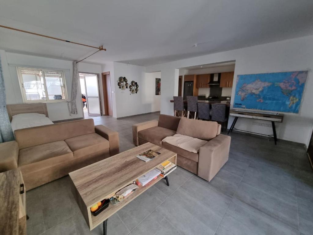 - un salon avec un canapé et une table dans l'établissement Apartment Pearl Park Residence, à Paphos