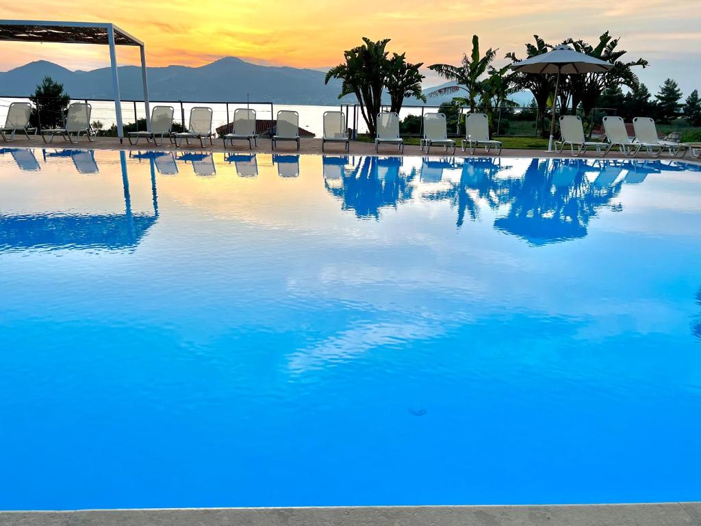 Bazén v ubytování Thalassa Hotel nebo v jeho okolí