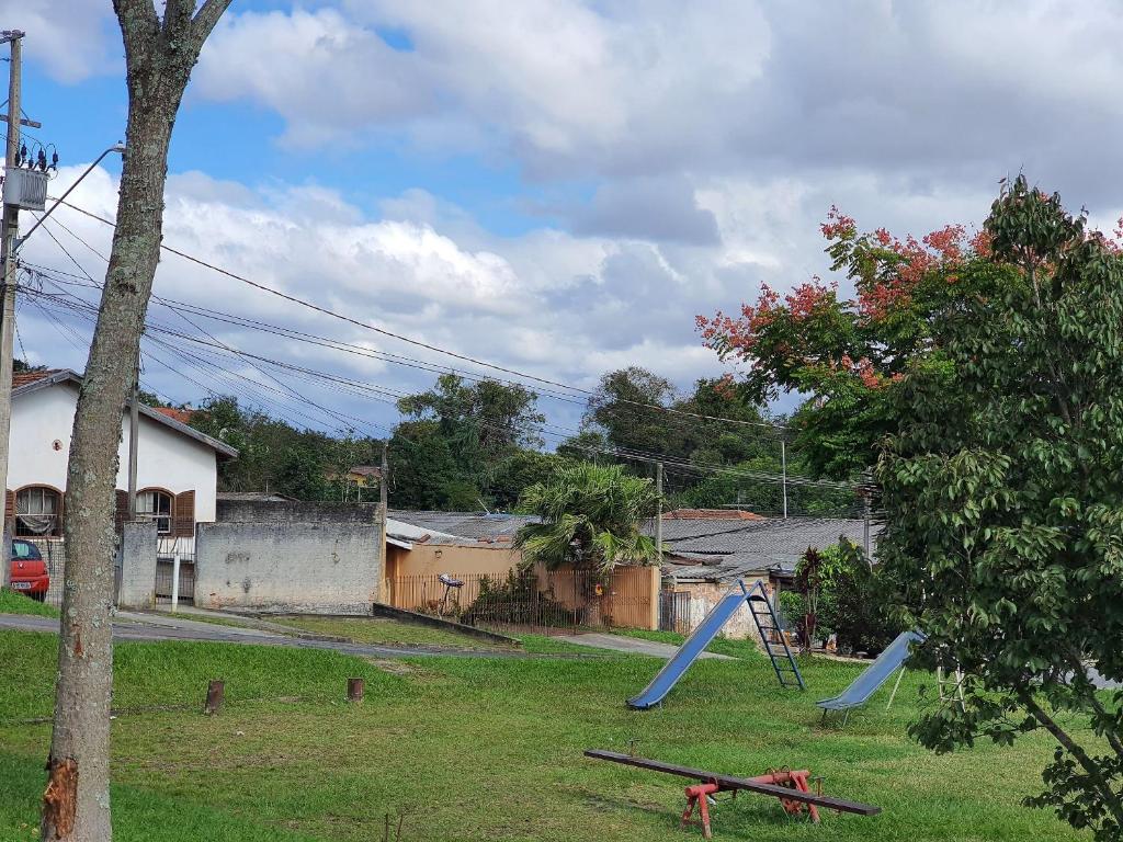 une cour avec une balançoire et une aire de jeux dans l'établissement Kitnets Aconchegantes Próximo ao Shopping, à Curitiba