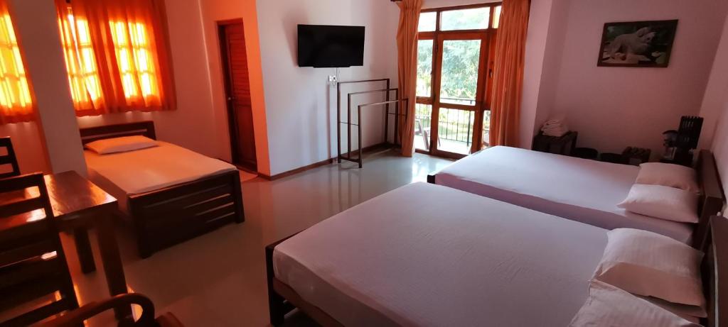 Postel nebo postele na pokoji v ubytování Rajarata Family Resort