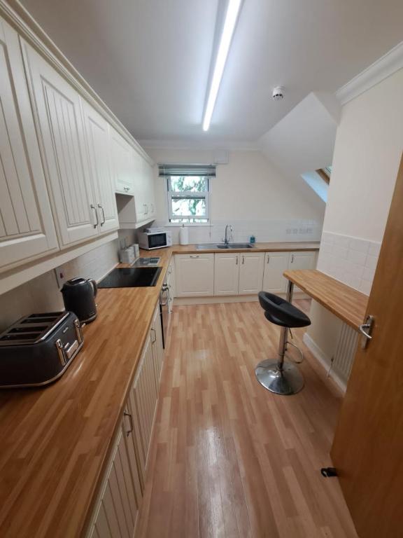 Kuchyň nebo kuchyňský kout v ubytování The Elms Apartments Ramsey Isle of Man UK