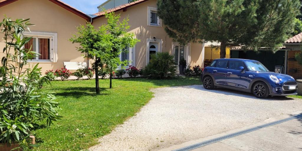un coche azul estacionado frente a una casa en Au coeur de Bergerac, en Bergerac