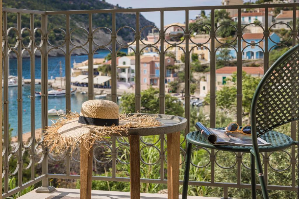 einen Hut auf einem Tisch auf einem Balkon in der Unterkunft Chromata Assos Villas Kefalonia in Asos