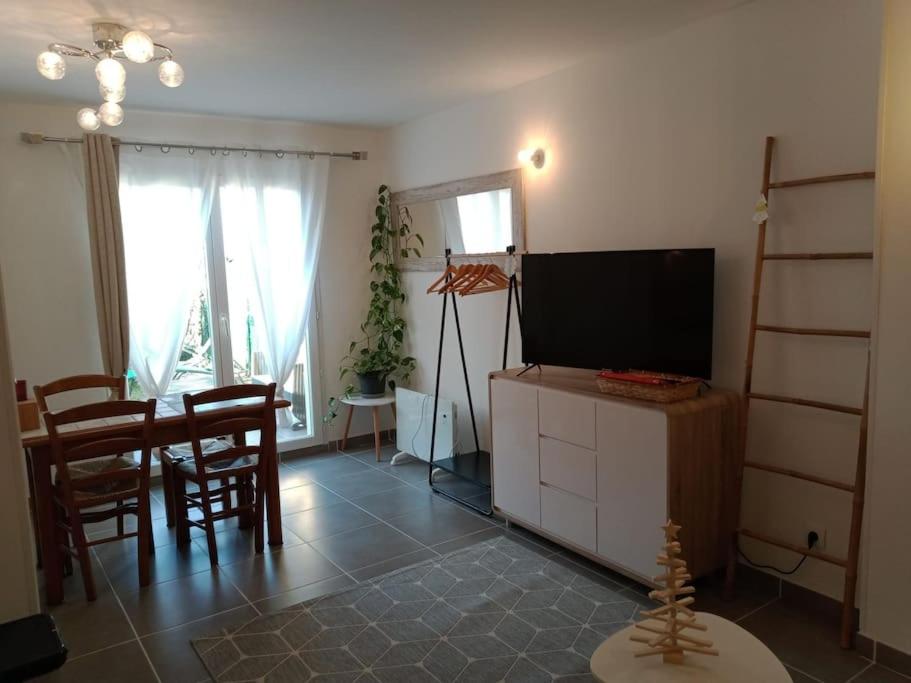 un soggiorno con TV e una sala da pranzo di Studio cosy a sainte marie la mer, Perpignan (66) a Sainte-Marie-la-Mer