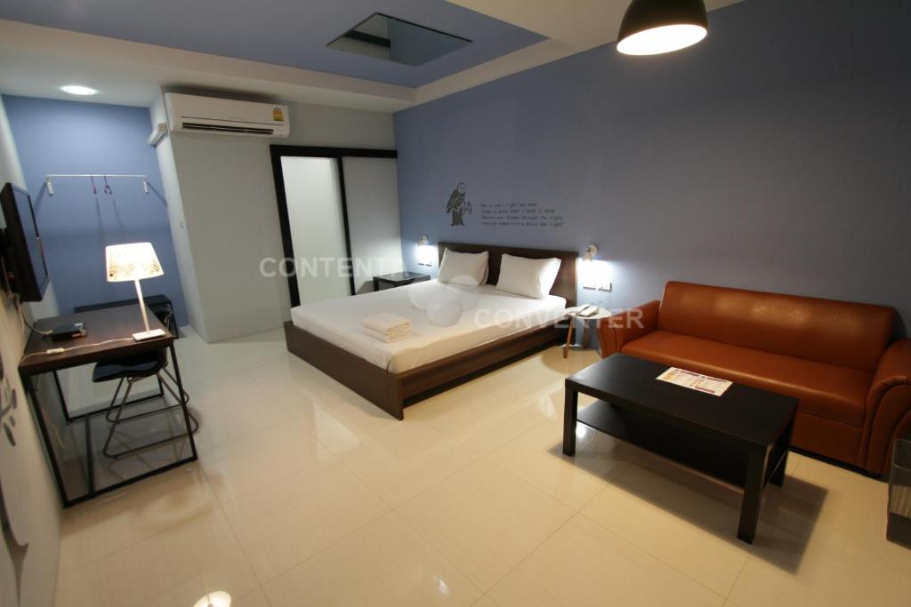Postel nebo postele na pokoji v ubytování Eazy Motel B.a.n.g.n.a
