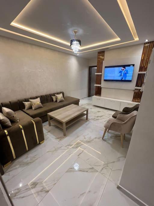 ein Wohnzimmer mit Sofa und Fernseher in der Unterkunft appartement de luxe hay almatar 3 in Nador
