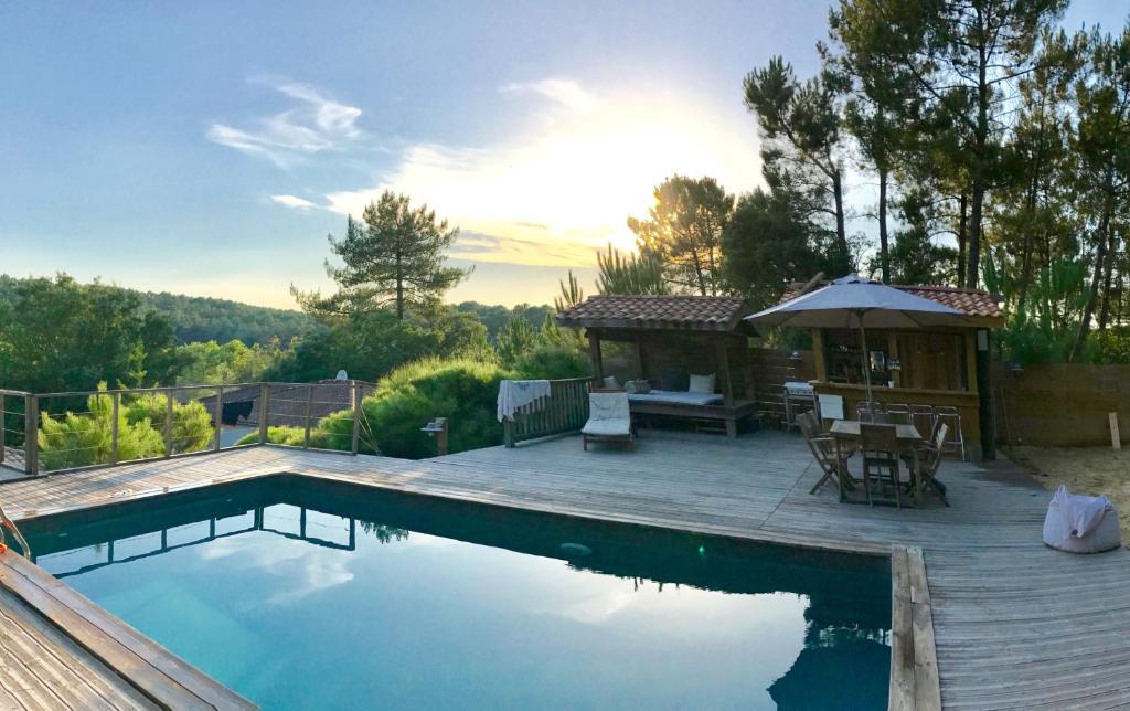 - une piscine avec une terrasse et un kiosque dans l'établissement Villa de Charme La Dune, à Seignosse