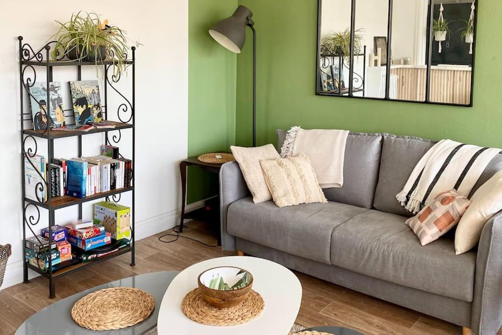 un salon avec un canapé et une table dans l'établissement Joli T2 en centre-ville Lorient avec balcon cosy, à Lorient