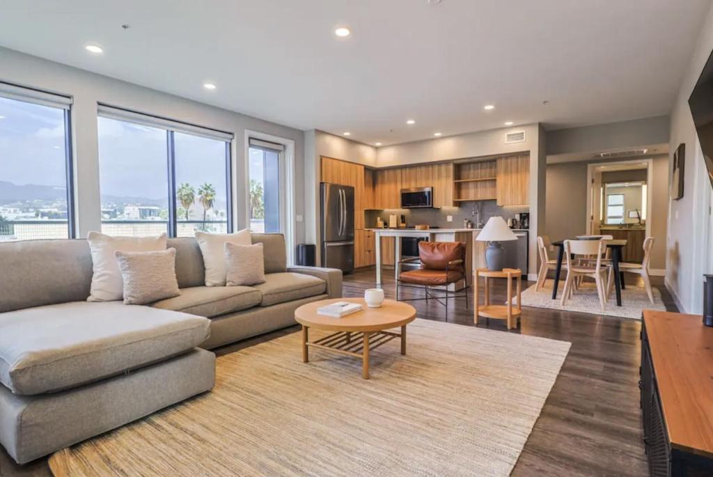 Et sittehjørne på Modern - Los Angeles Apt - 2bedrooms - 2 bathrooms