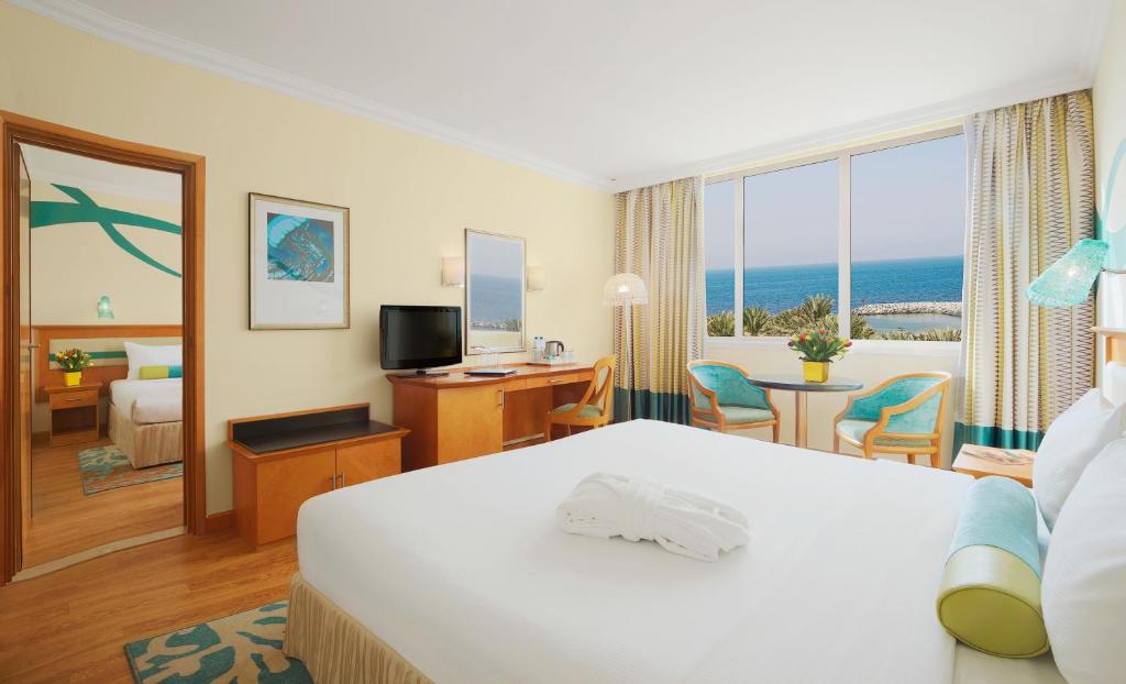 Postel nebo postele na pokoji v ubytování Coral Beach Resort Sharjah
