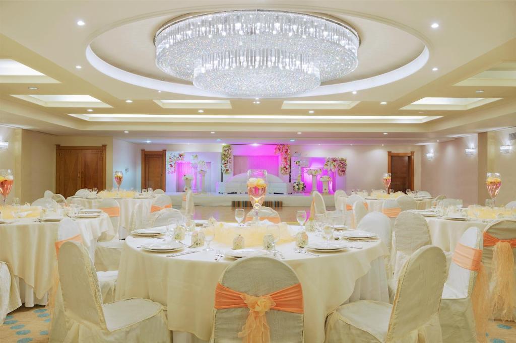 Restaurace v ubytování Coral Beach Resort Sharjah