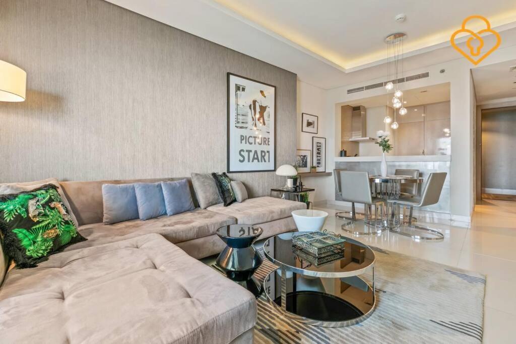 uma sala de estar com um sofá e uma mesa em Keyplease New 1 BR Apt in Paramount Towers by Damac 4803 em Dubai