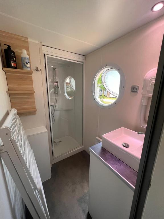 Posteľ alebo postele v izbe v ubytovaní Mobil Home du Lac - Camping 4 Étoiles