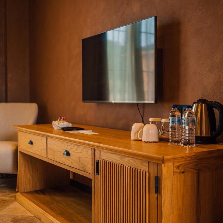 TV a/nebo společenská místnost v ubytování The Remote Hotel