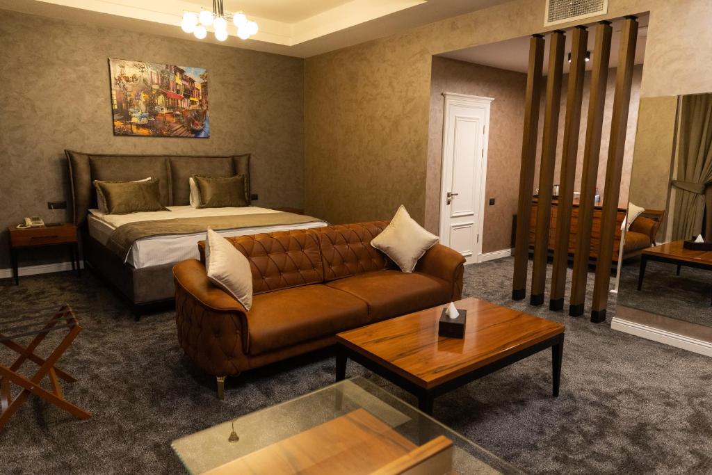 Leon Hotel Spa Ganja - Suite Mit Kingsize-Bett