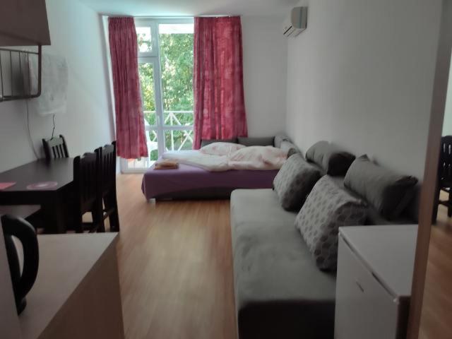 ein Wohnzimmer mit einem Sofa und einem Tisch in der Unterkunft Gerber 2 in Sonnenstrand
