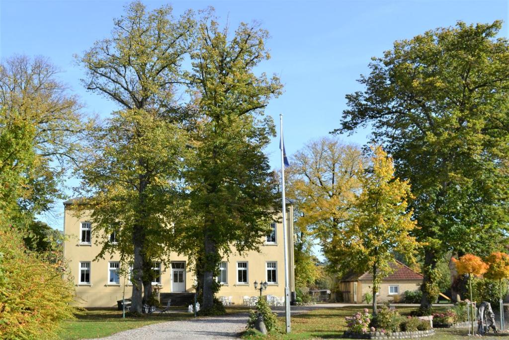 budynek ze słupem flagowym przed nim w obiekcie Gutshaus O3 w mieście Fehmarn