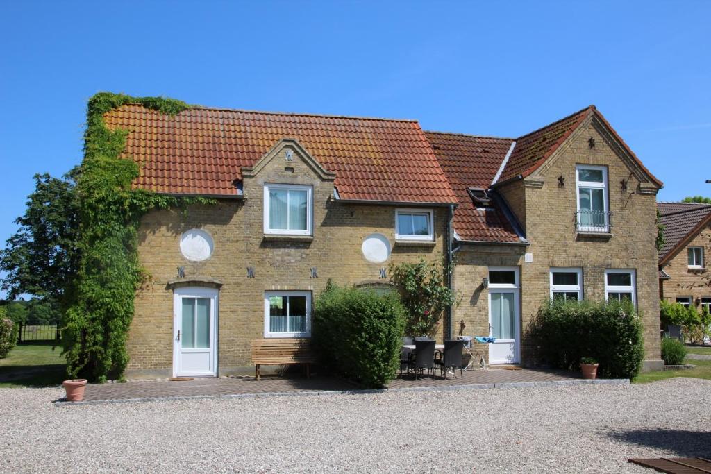 a large brick house with white windows at Rosen-Haus in Fehmarn