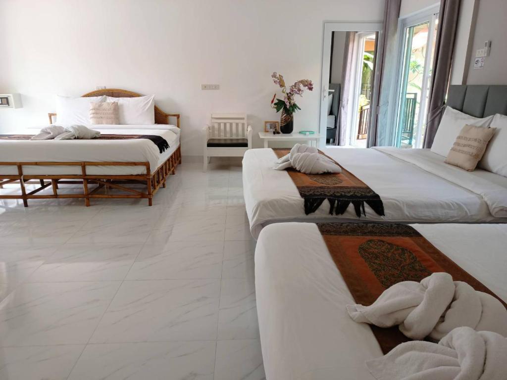 Postel nebo postele na pokoji v ubytování Panisara Pool Villa Resort Huahin