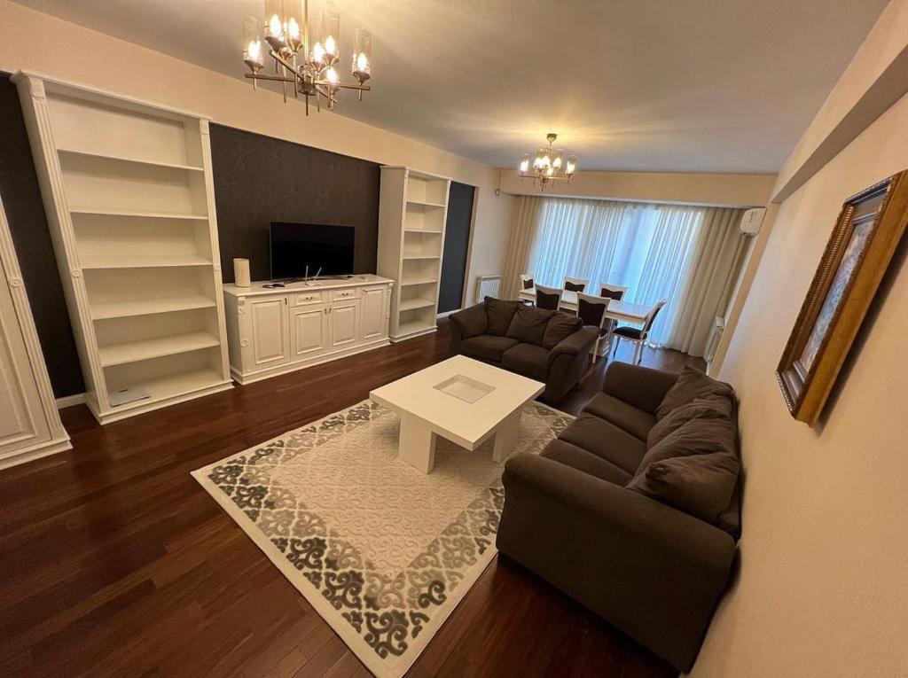 sala de estar con sofá y mesa en Park Azure great apartment by Baku housing, en Baku