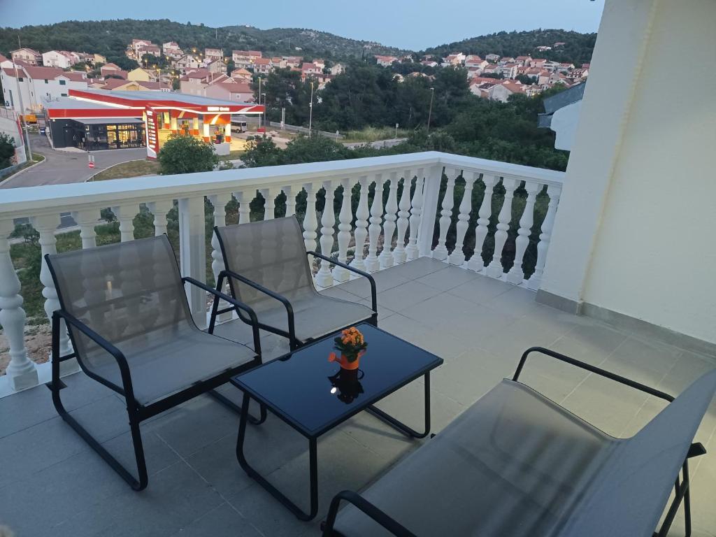 - un balcon avec vue doté de 2 chaises et d'une table dans l'établissement Apartman Christina, à Bilice