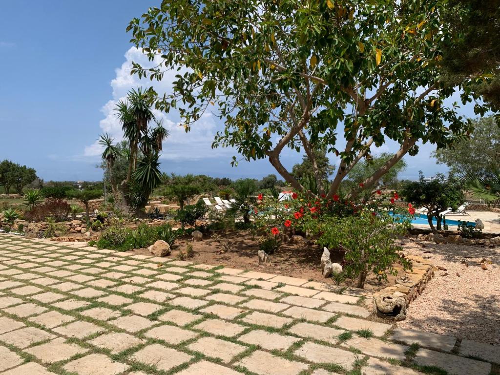 A garden outside Apartamentos Vista Vedrá