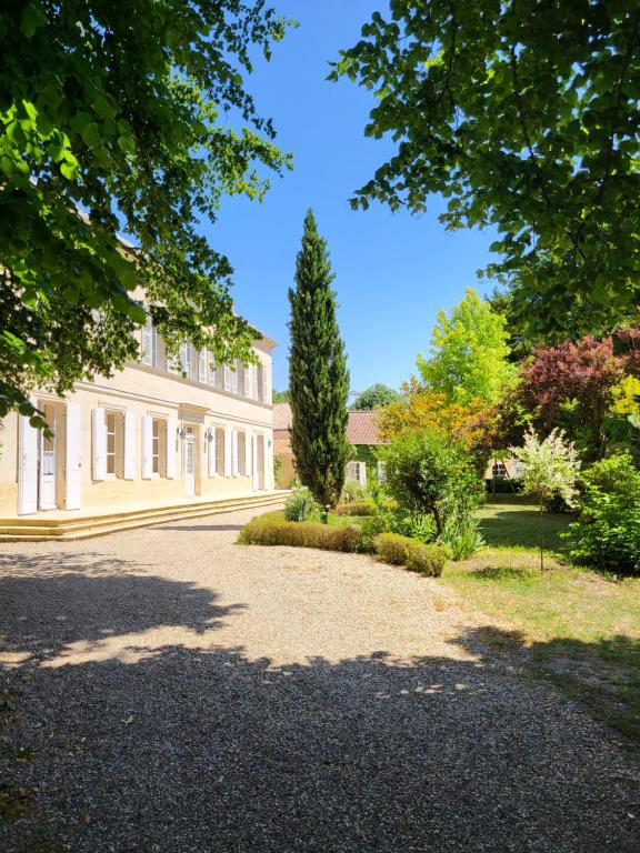 a house with a driveway in front of it at Domaine de Plisseau in Le Rigalet