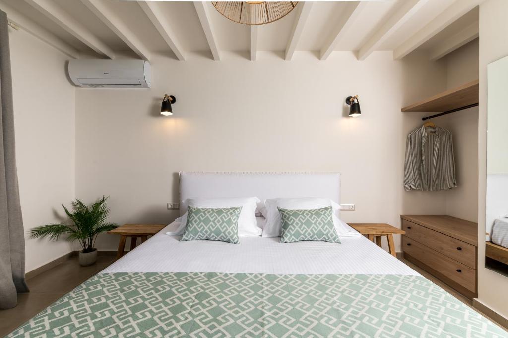 Postel nebo postele na pokoji v ubytování Amvikas suites-Sitia, by Comfortbnb