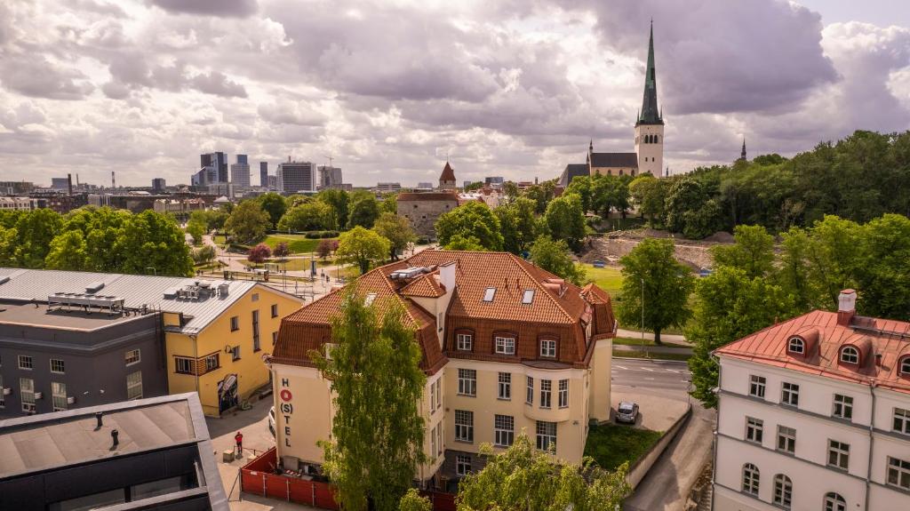 una vista aérea de una ciudad con edificios y una iglesia en 16eur - Fat Margaret's, en Tallin