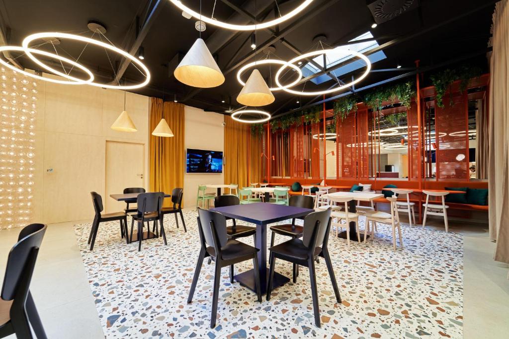 Televízia a/alebo spoločenská miestnosť v ubytovaní B&B Hotel Poznań Old Town