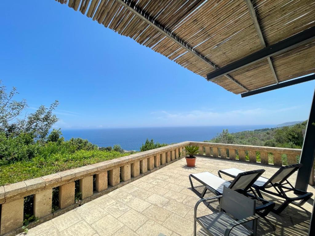 un patio con due sedie e l'oceano sullo sfondo di Il Terrazzo - Galatea casa vacanze a Gagliano del Capo