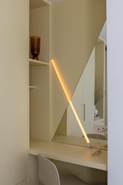 a desk with a light on it in a room at Neo Suites in Fira