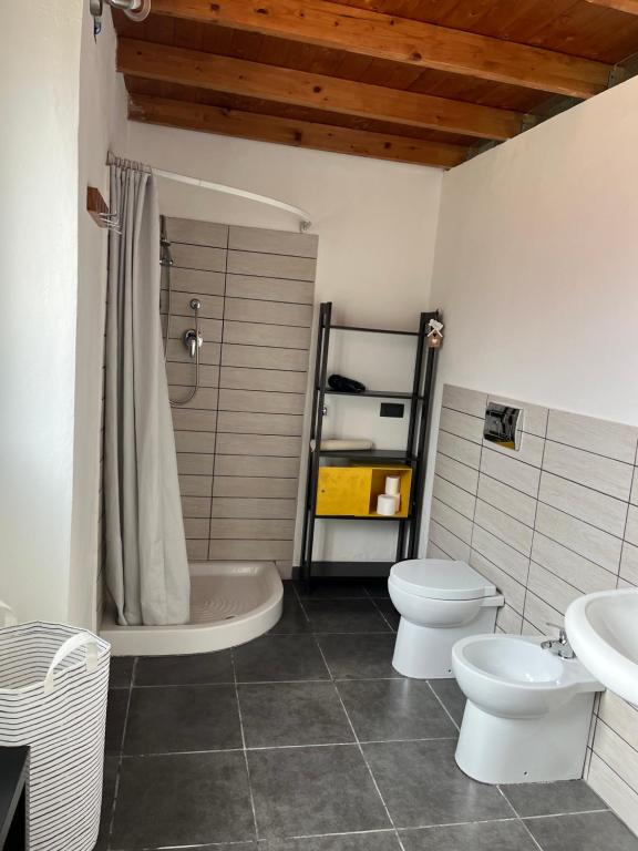 ein Badezimmer mit einer Badewanne, einem WC und einem Waschbecken in der Unterkunft U Pantanu in Syrakus
